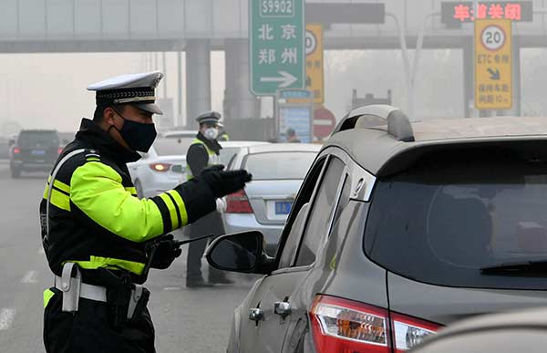 Travelers flee smog in quest for clear skies