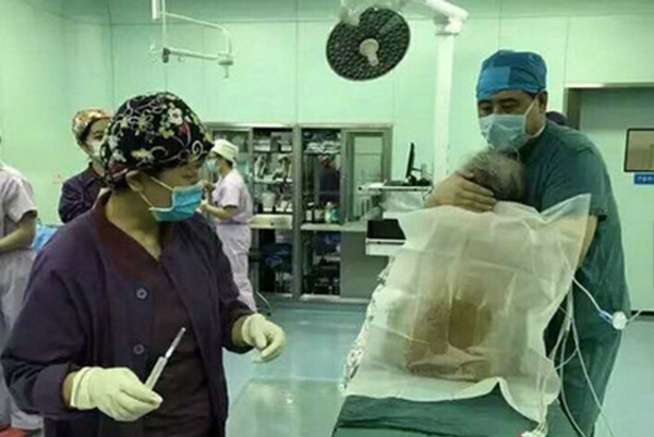 Doctor comforting a 102-year-old patient moves netizens