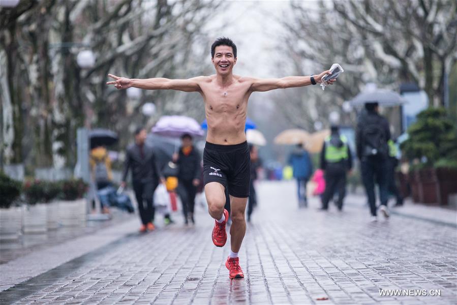 3rd Naked Running event kicks off in Hangzhou