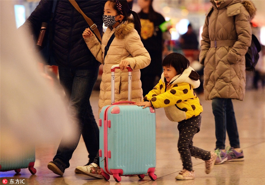 Children light up Spring Festival travel rush