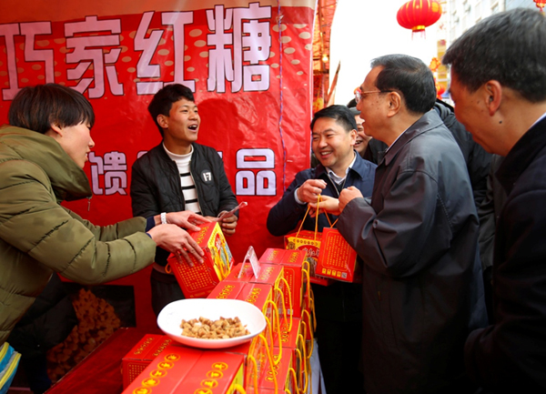 Premier Li gives villagers Spring Festival gifts