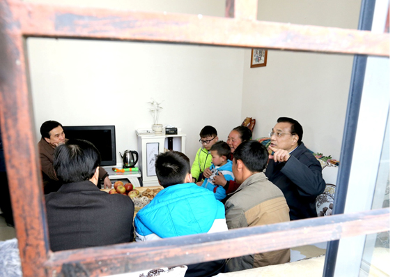 Premier Li gives villagers Spring Festival gifts