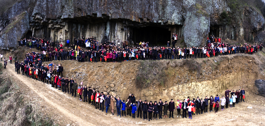 Descendents gather for super-sized family photo