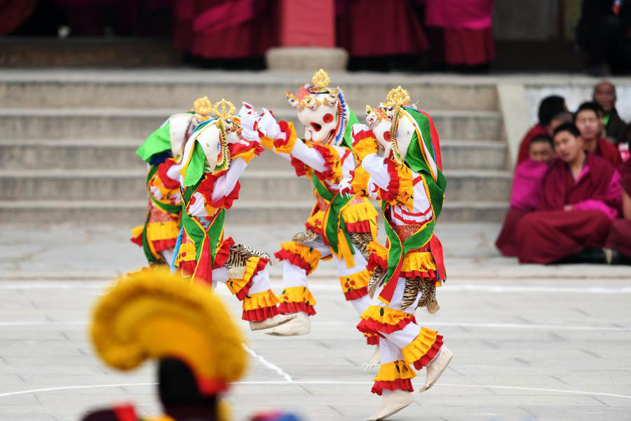 Lamas perform religious dance in NW China to pray for good year