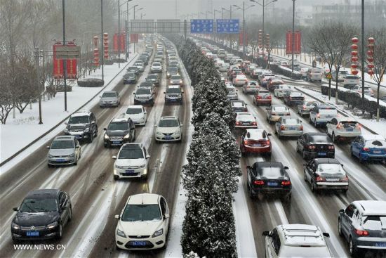 Snow in North China disrupts traffic, flights