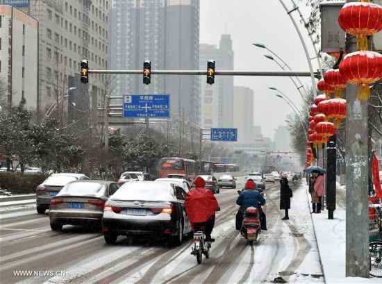 Snow in North China disrupts traffic, flights