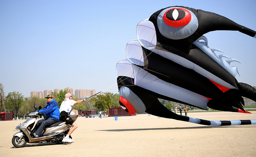 Spring celebrated by international kite show in northwest China