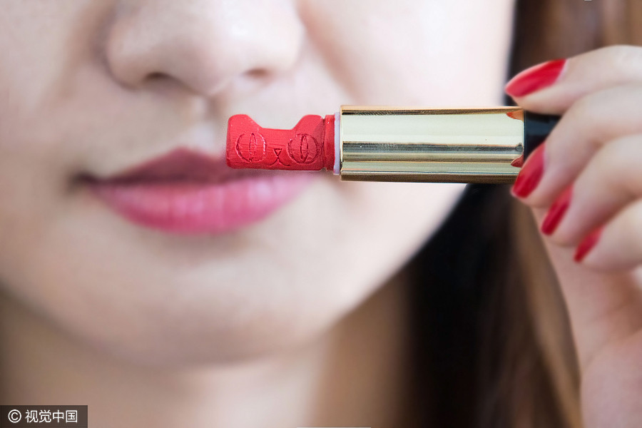 College student engraves cat lipstick for his girl