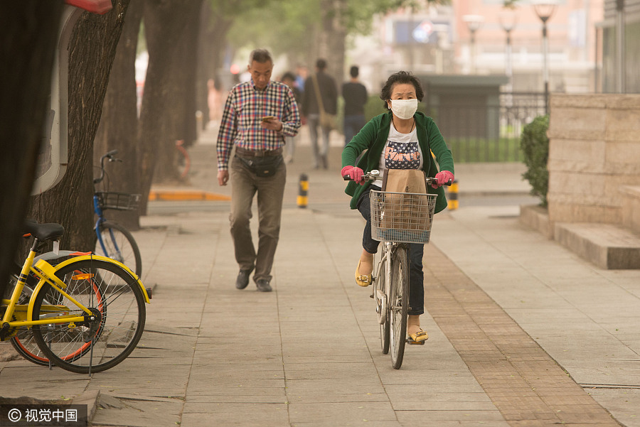 Sandstorm envelops Beijing, air pollution reaches dangerous level