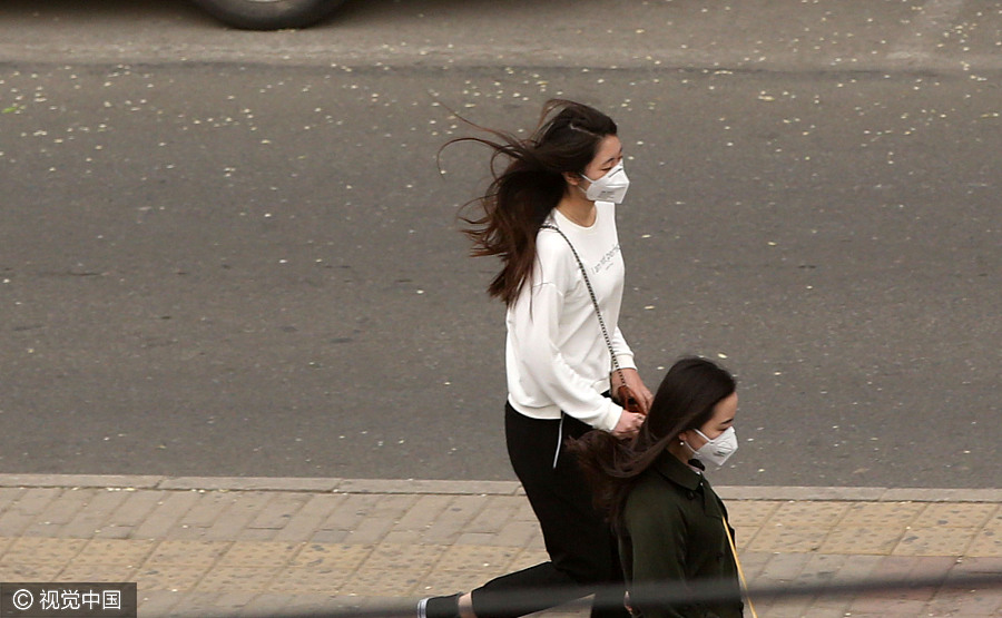 Sandstorm envelops Beijing, air pollution reaches dangerous level