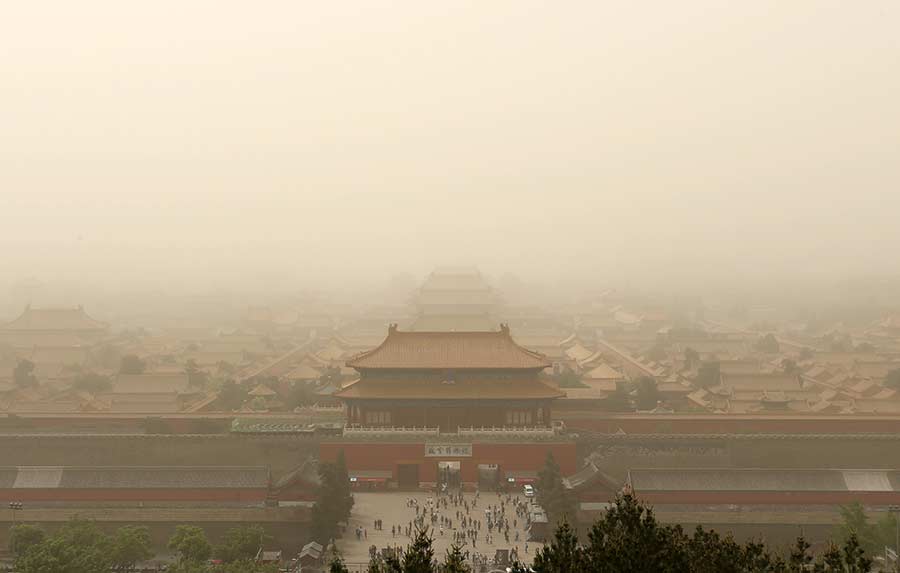 Sandstorm envelops Beijing, air pollution reaches dangerous level