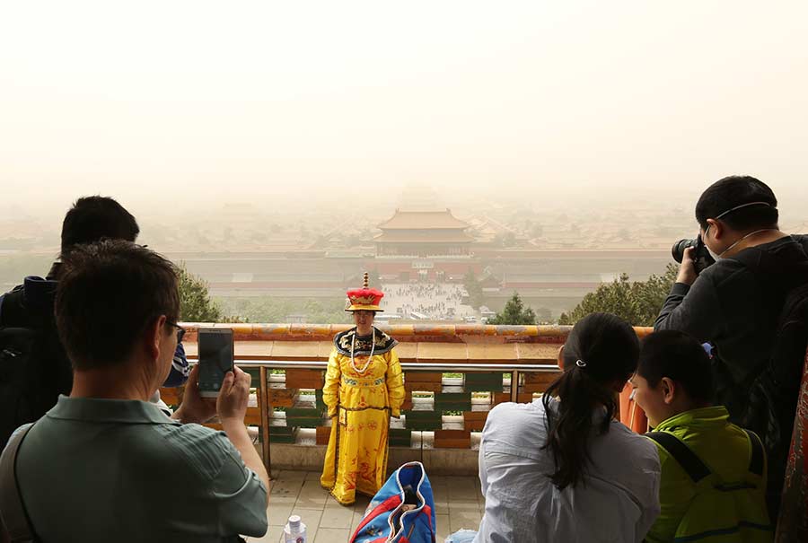 Sandstorm envelops Beijing, air pollution reaches dangerous level