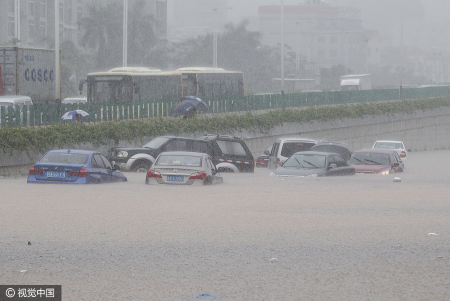 Rainstorms cause floods, trap cars in Guangzhou