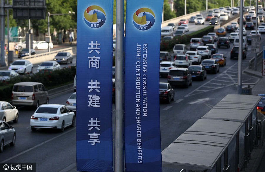 Flowers, posters greet Belt and Road forum in Beijing