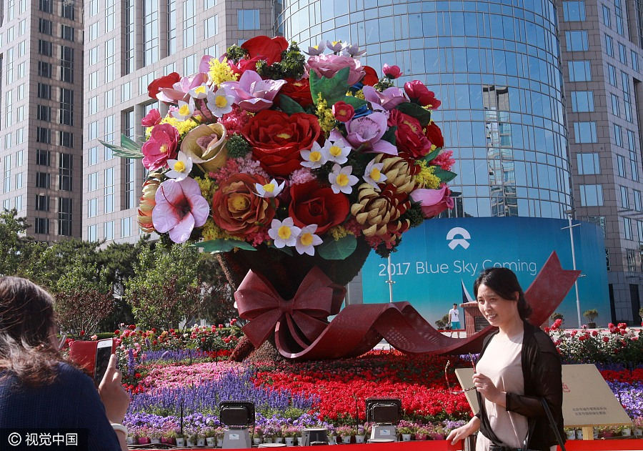 Flowers, posters greet Belt and Road forum in Beijing