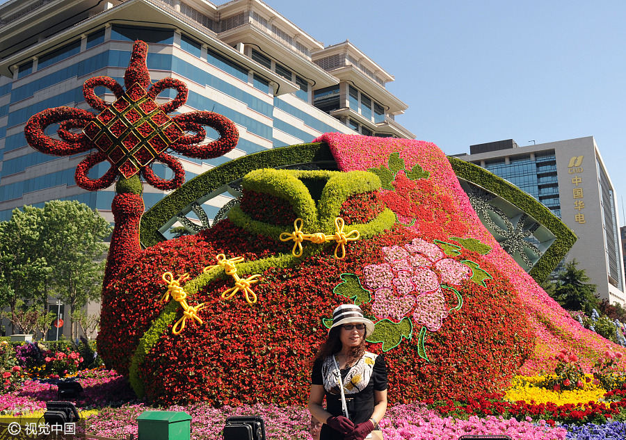 Flowers, posters greet Belt and Road forum in Beijing