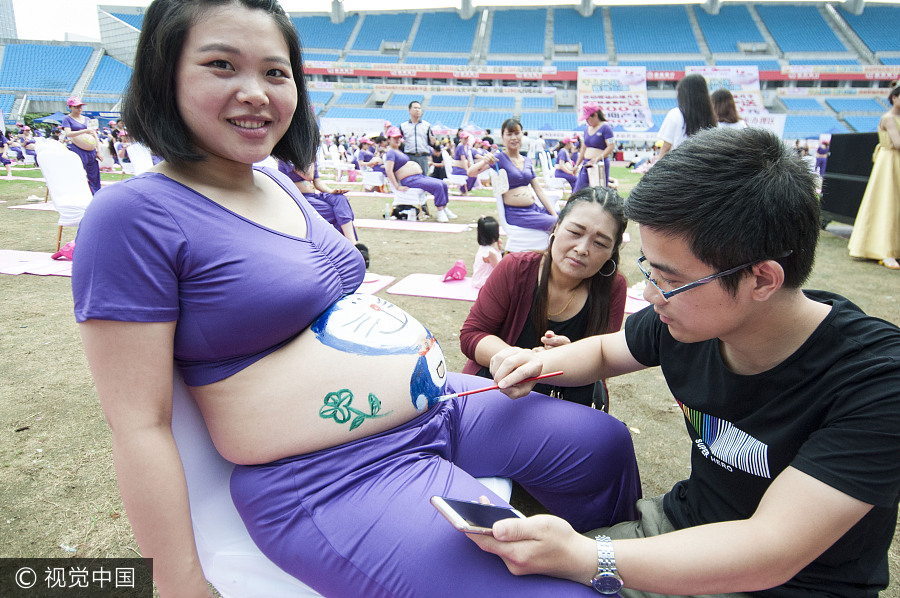 Nearly 1,000 pregnant women participate in belly painting together