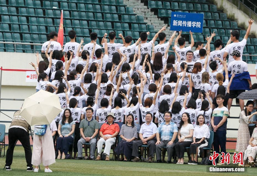 4,000 graduates and their teachers take 8-meter-long photo