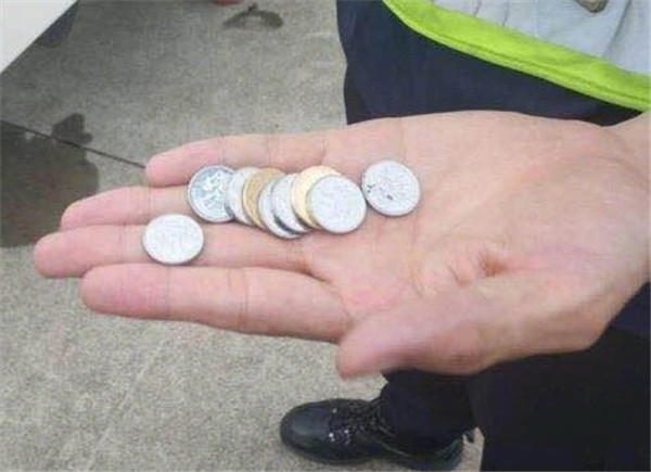 Coin-tossing passenger avoids punishment