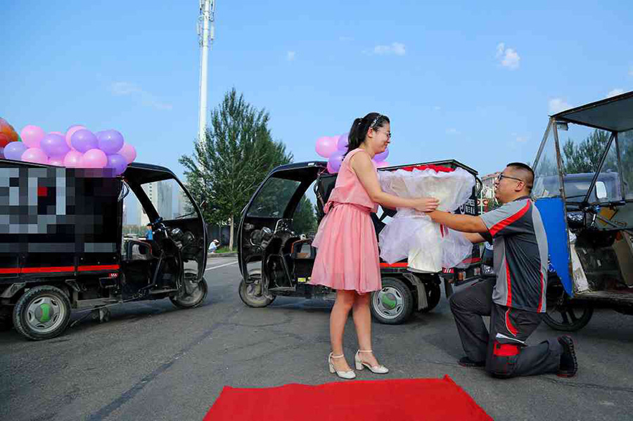 Deliveryman proposes with 11 electric tricycles