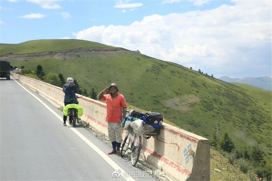 Children salute soldiers along Sichuan-Tibet Highway