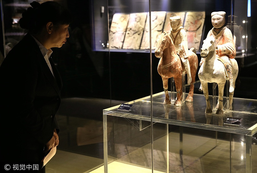 Ceramic painted cultural relics on display in Xi'an