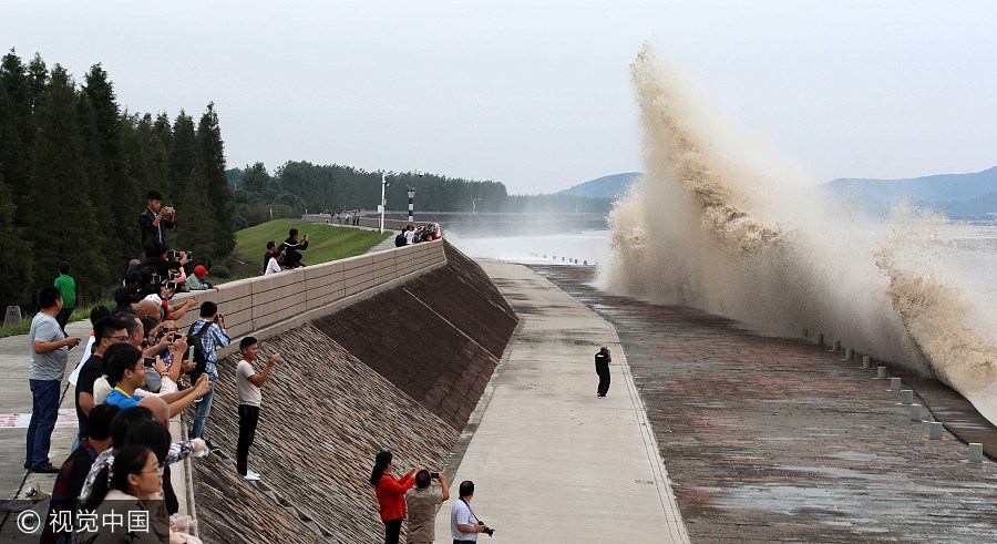 Soaring tides amaze spectators