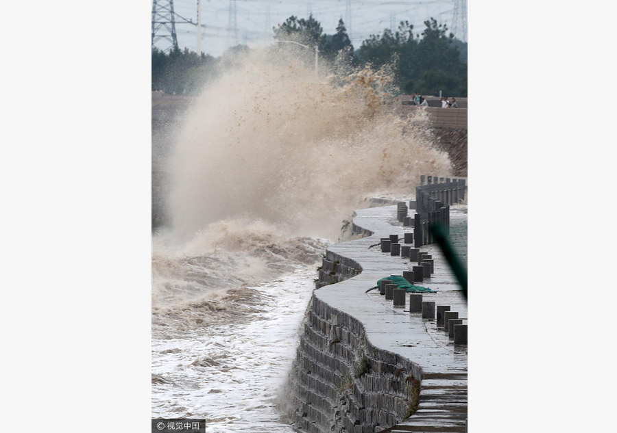 Soaring tides amaze spectators