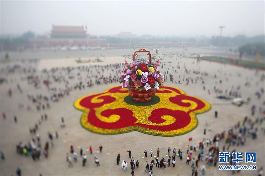 Images: Changes in Tian'anmen Square decorations for National Day