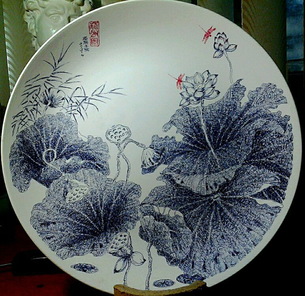 Chongqing factory worker draws on white china plates with pen