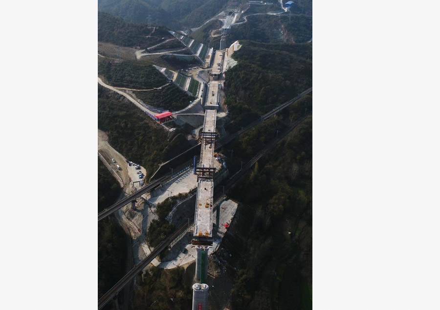 Three continuous beams of Wuhan-Shiyan high-speed rail connected