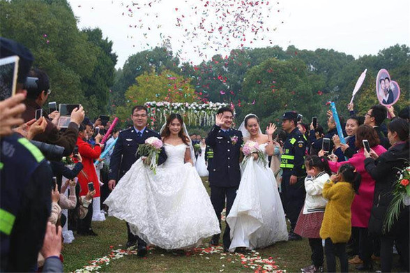 38 police couples wed in Wuhan