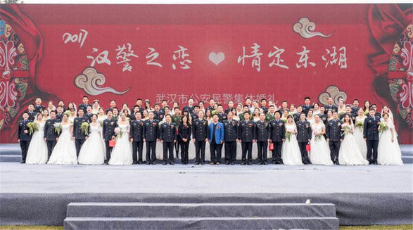 38 police couples wed in Wuhan