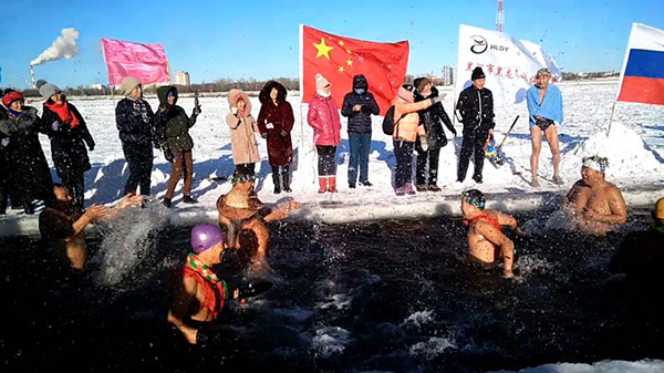 Swimming enthusiasts start winter swimming season