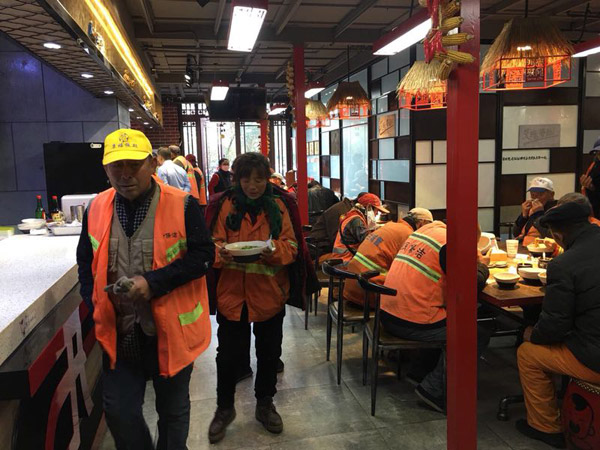 Free noodles for sanitation workers at Harbin restaurant