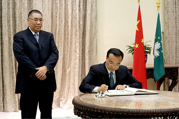 Premier Li visits headquarters of Macao government