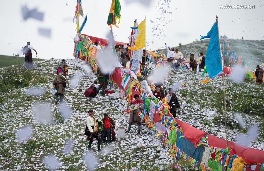 Tibetans celebrate Burning Offerings Festival