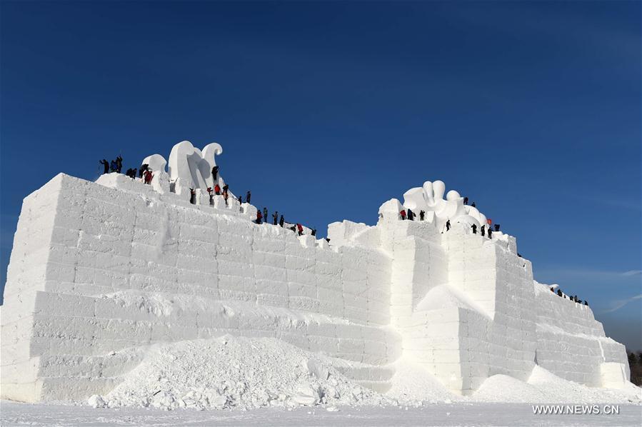 Une sculpture sur neige à Harbin, eldorado des sports d'hiver