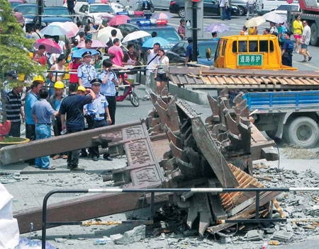 Arch collapses in Hangzhou, killing two tourists, hurting one