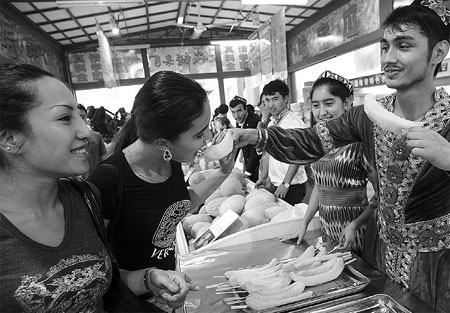 Fair brings Hami melons to Beijing