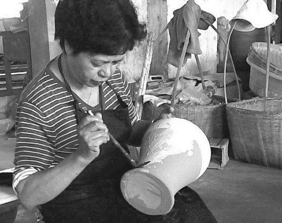 Devotee sustains the luster of Huaning pottery