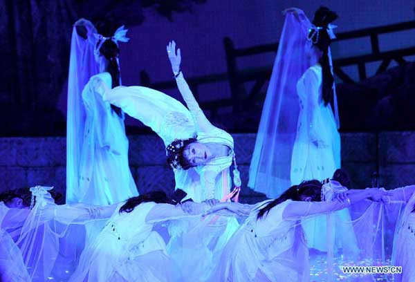 Famous dancer performs Dream of the Red Chamber in Beijing