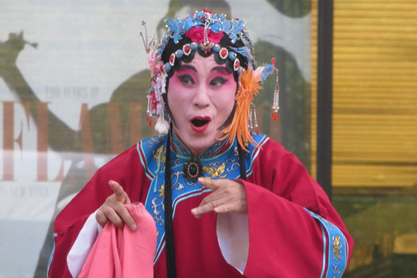 Comedic Peking Opera entertains in open air