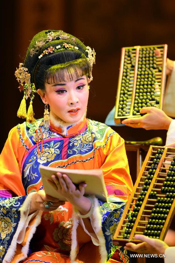 Artists perform Huangmei opera in Jinan