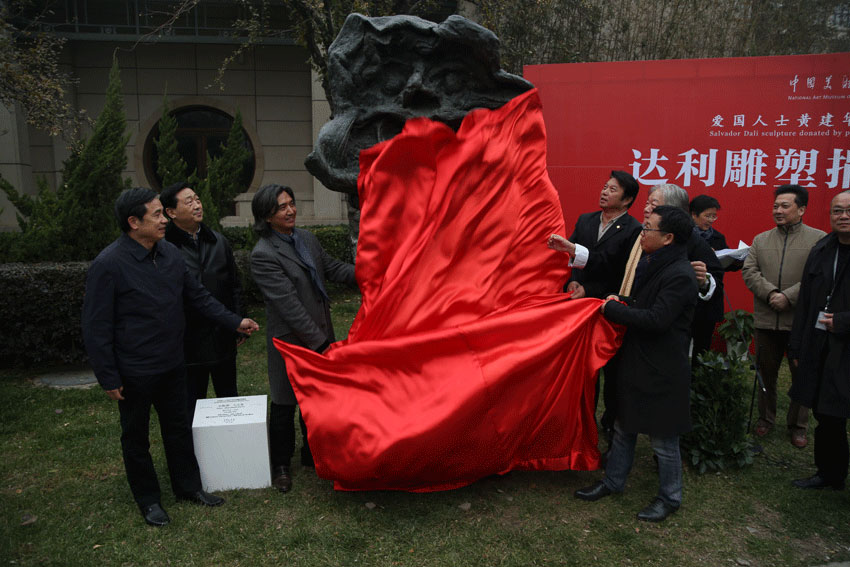 Dali's sculptures settle in National Art Museum of China