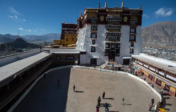 Longest Tibetan calligraphy scroll donated to Potala Palace