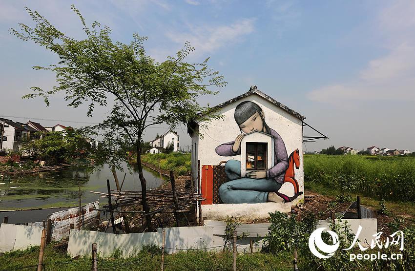 French street artist beautifies cottages in Shanghai