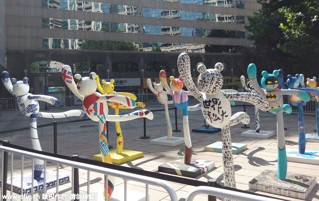 Dancing cat statues adorn Beijing street