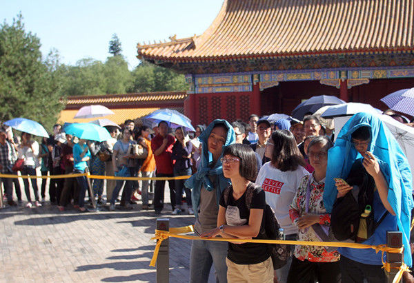 Museum crowds wait six hours to see ancient scroll