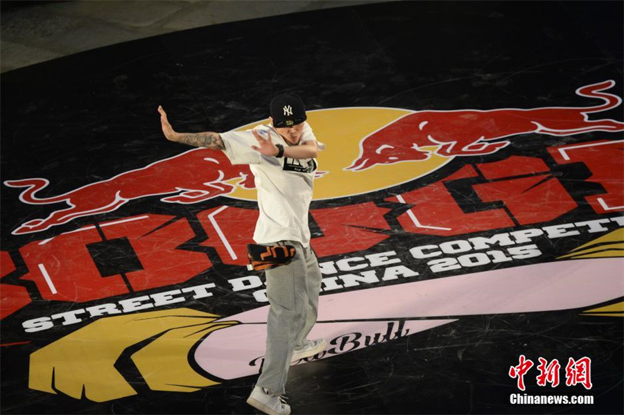 Street dance challenge held under Xi'an city wall